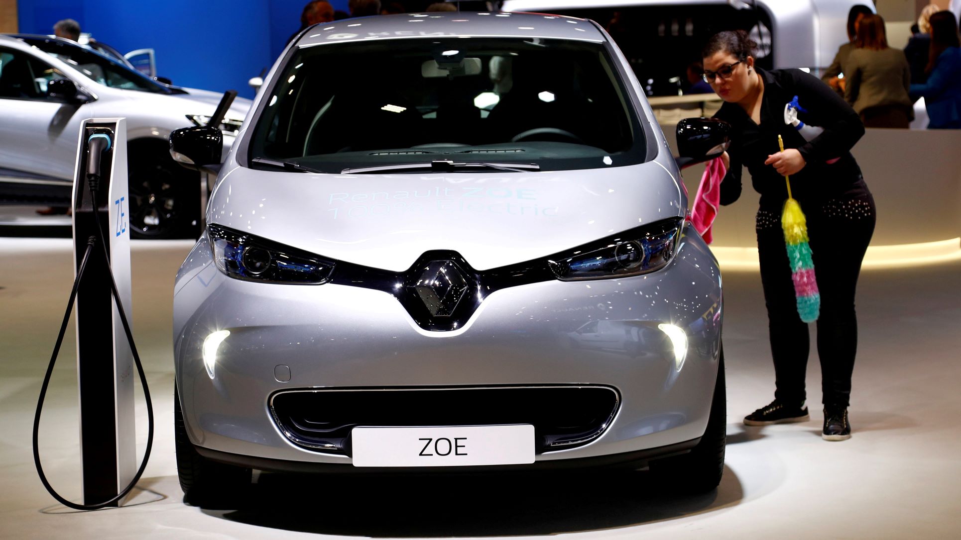 Нужен рено. Renault Zoe 2021. Renault Zoe Electric car багажник. Renault a521. Рено в США.